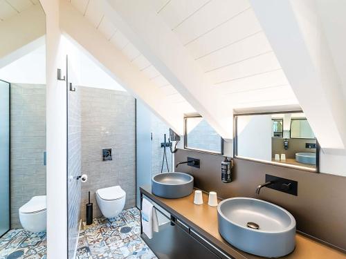 a bathroom with two sinks and two toilets at ibis Styles Chaves in Chaves