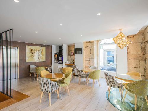 a dining room with tables and chairs in a room at ibis Styles Chaves in Chaves