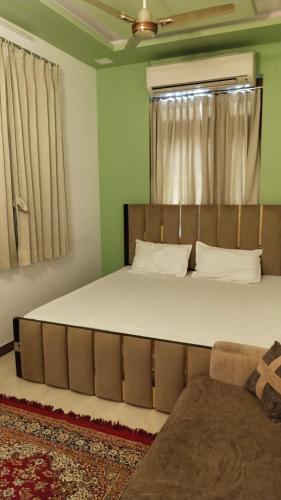 Postel nebo postele na pokoji v ubytování Gokul Niwas Udaipur Home Stay