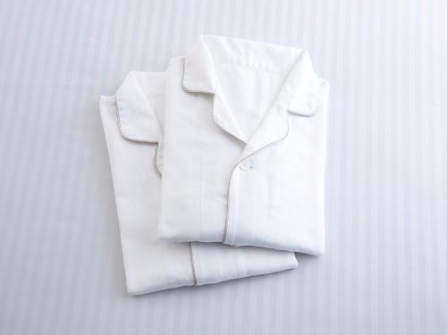 Una camisa blanca está sentada en una mesa. en Villa Fontaine Tokyo Hibiya, en Tokio