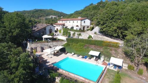 eine Luftaufnahme eines Hauses und eines Swimmingpools in der Unterkunft La Fratta in Barberino di Mugello