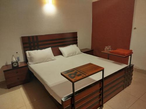Una cama o camas en una habitación de The Warmer Apartment Islamabad