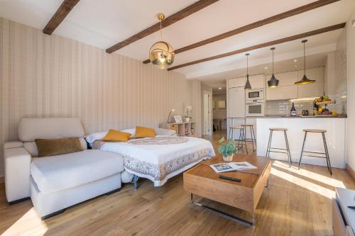 a bedroom with a bed and a couch and a table at Rincón de Bruno y Duque in Cenes de la Vega