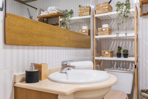 a bathroom with a sink and a toilet at Rincón de Bruno y Duque in Cenes de la Vega