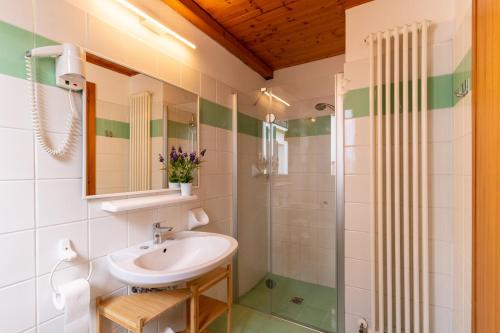 un baño con lavabo y ducha en Club del Sole Le Mimose Family Resort, en Porto SantʼElpidio