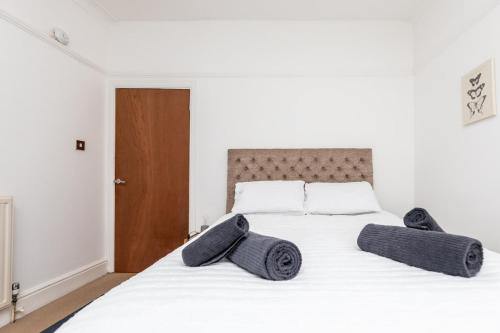 Ένα ή περισσότερα κρεβάτια σε δωμάτιο στο Beautiful 2 Bedroom Flat on Street Lane