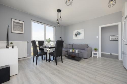 Rondo Wiatraczna Skyview Apartment with Parking Space & Balcony by Noclegi Renters
