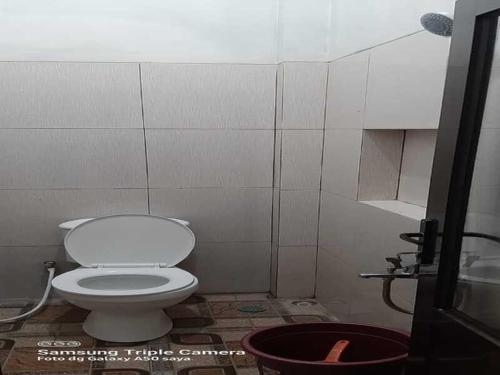 にあるGriya Sapira Talagaの部屋にある白いトイレ付きのバスルーム