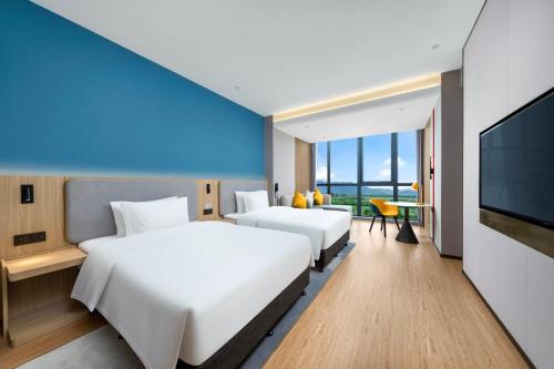 Postel nebo postele na pokoji v ubytování Holiday Inn Express Jiangmen Yinhu Bay by IHG