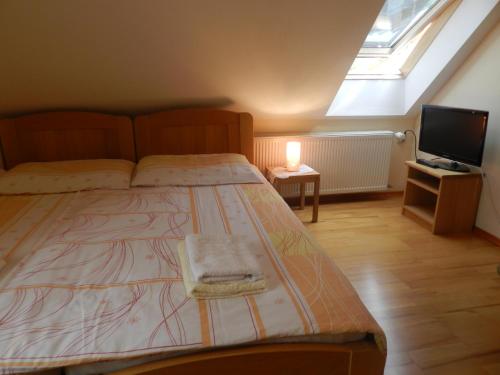 Postel nebo postele na pokoji v ubytování Apartments Dvor