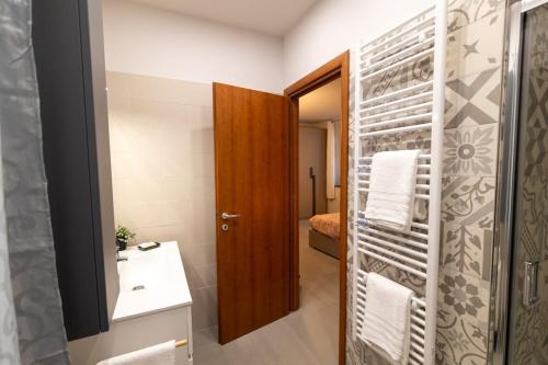 een badkamer met een wastafel en een spiegel bij NUOVO Piazza Statuto - Appartamento con WiFi e ac in Asti