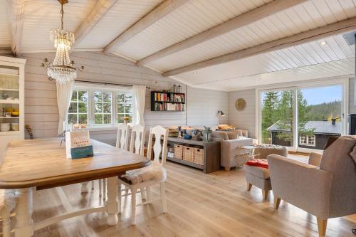 Un comedor con una mesa y una cocina. en Fagerasen 208 by Vacation Trysil, en Mælem