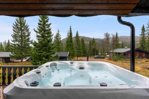Una bañera de hidromasaje en una terraza con vistas. en Fagerasen 208 by Vacation Trysil, en Mælem