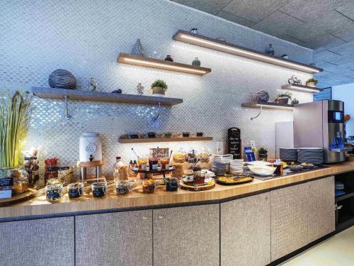 Una cocina con una encimera con comida encima. en ibis Styles Le Treport Mers Les Bains, en Mers-les-Bains