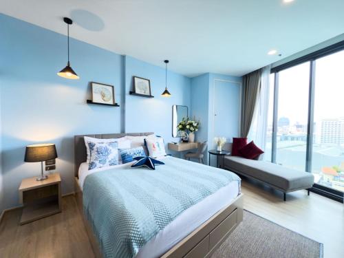 Ένα ή περισσότερα κρεβάτια σε δωμάτιο στο Edge Central Pattaya-Skyline Retreat