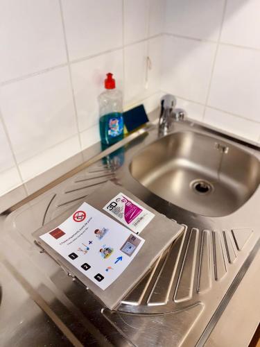 eine Küchentheke mit einer Spüle und einem Schild darauf in der Unterkunft Central Fac in Bourg-en-Bresse