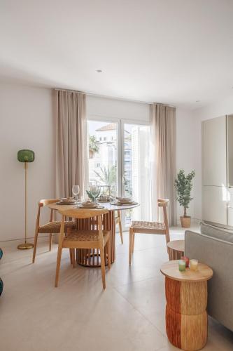 MARBELLA BANUS SUITES - Banús - Playa del Duque - Luxury Beachfront Complex - 2BR - 2BA - Direct Beach Access - Just 3 Min Walk to Puerto Banús Marina - 35,000 m2 Tropical Gardens - 3 Pools - 2 Onsite Restaurants - Ideal for Families