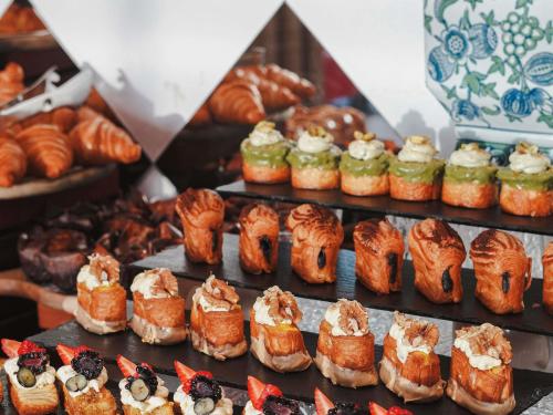 ジッダにあるAdagio Jeddah City Centerのペストリーやクロワッサンなどの焼き菓子の展示