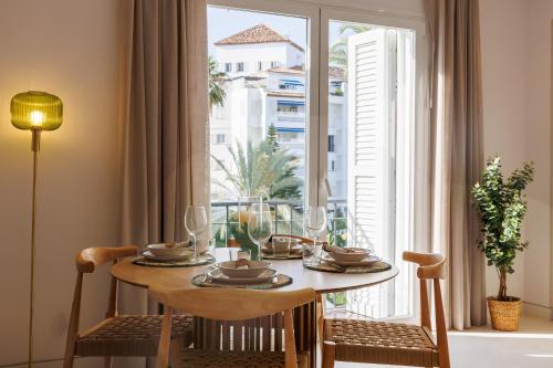 MARBELLA BANUS SUITES - Banús - Playa del Duque - Luxury Beachfront Complex - 2BR - 2BA - Direct Beach Access - Just 3 Min Walk to Puerto Banús Marina - 35,000 m2 Tropical Gardens - 3 Pools - 2 Onsite Restaurants - Ideal for Families