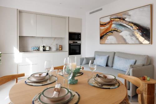 MARBELLA BANUS SUITES - Banús - Playa del Duque - Luxury Beachfront Complex - 2BR - 2BA - Direct Beach Access - Just 3 Min Walk to Puerto Banús Marina - 35,000 m2 Tropical Gardens - 3 Pools - 2 Onsite Restaurants - Ideal for Families