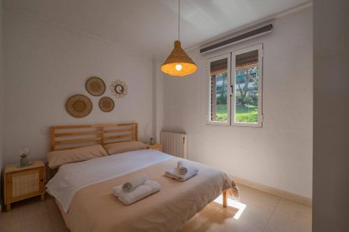 マドリードにあるCosta de Madrid, 5 minutos de pantano ACのベッドとタオル2枚のある寝室