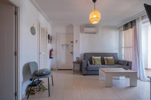 マドリードにあるCosta de Madrid, 5 minutos de pantano ACのソファとテーブルのあるリビングルーム