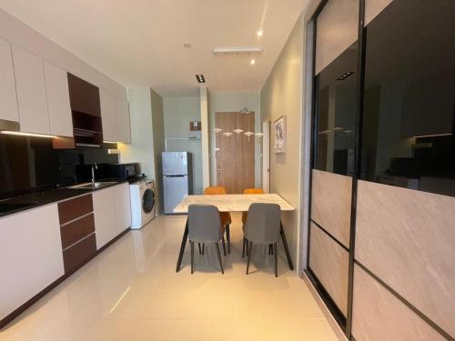 een keuken en eetkamer met een tafel en stoelen bij Nice and Cosy RDA13A07B for 4 guests in Kuching