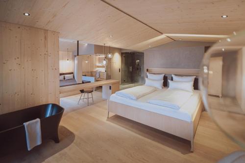 Ένα ή περισσότερα κρεβάτια σε δωμάτιο στο Amrai Suites