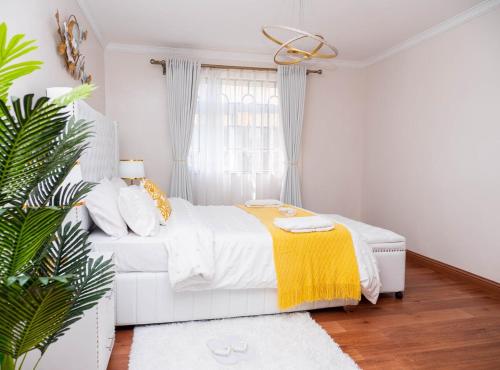 Postel nebo postele na pokoji v ubytování Hazel's Condo-Deluxe Master