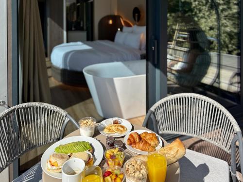 Una mesa con platos de comida para el desayuno. en L'Escale Royale Verneuil-sur-Seine, en Verneuil-sur-Seine