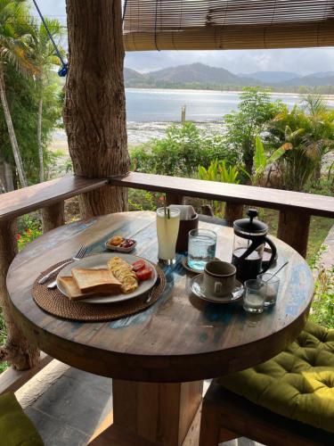 LabuhanpohにあるLombok Villas, Villa Rembulanの木製テーブル