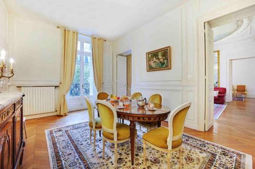 Champs Élysées : Appartement 200 m2 avec balcon