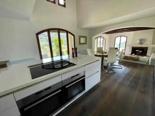 マントンにあるVilla-Monti 5 Star Superhost, Luxury Villa with pool, sleeps 7のキッチン(カウンター、ダイニングルーム付)