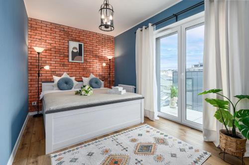 En eller flere senge i et værelse på Lumina luxury apartment with parking