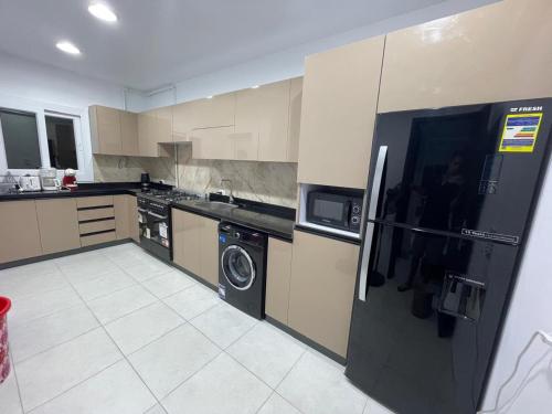 Kuchyň nebo kuchyňský kout v ubytování 4 Bedrooms Spacious Villa in Madinaty