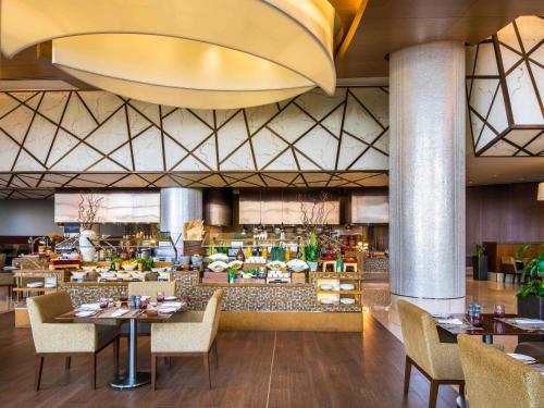 En restaurant eller et andet spisested på Swissôtel Al Ghurair Dubai - Deira & Creek