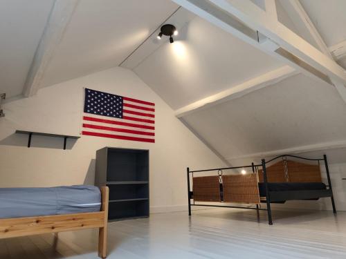 a room with two beds and an american flag on the wall at Villa AIMÉ SALMCHÂTEAU in Vielsalm