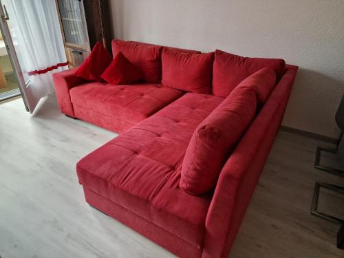 ブラズィリアンにあるFerienwohnung S249のリビングルーム(赤いソファ付)