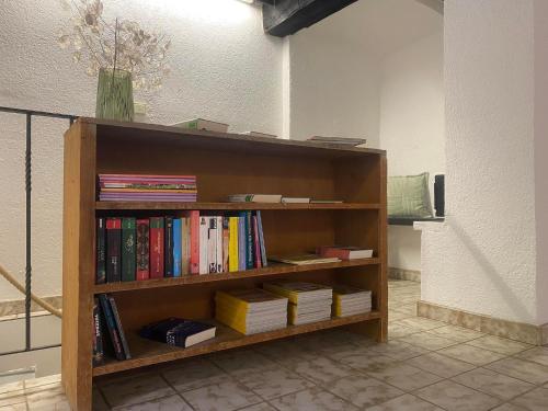 a book shelf filled with books in a room at Haus Renard in Rodund
