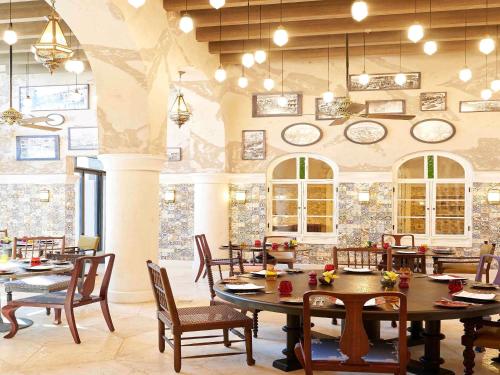 Un restaurant u otro lugar para comer en Fairmont Amman