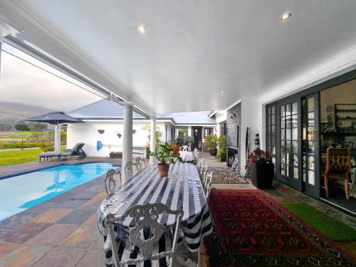 Piscina a Mulligans Guest Lodge o a prop