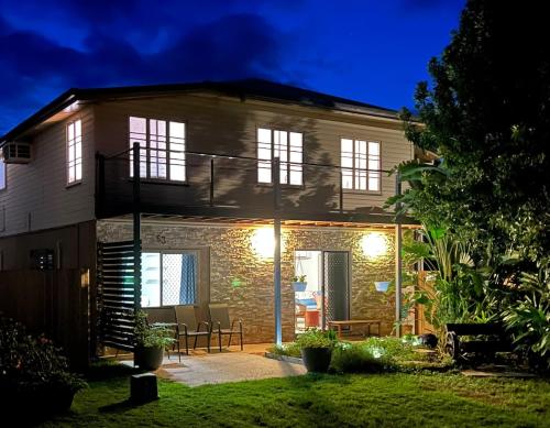 een stenen huis met een patio in de nacht bij Seashells of Seaforth in Seaforth