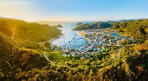 an aerial view of a beach on a mountain at New Yêu Biển homestay in Vĩnh Hy