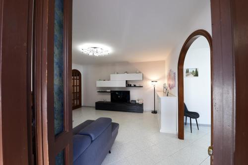 Una sala de estar con un sofá azul y una mesa. en A Dream in Tuscany, en Montespertoli