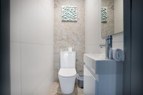 Ένα μπάνιο στο Riverfront Villa 6 Surfers Paradise with Pool