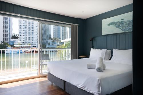 Ένα ή περισσότερα κρεβάτια σε δωμάτιο στο Riverfront Villa 6 Surfers Paradise with Pool