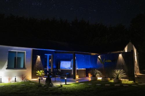 Pleyber-ChristにあるPremium suite with jacuzziの夜灯の家