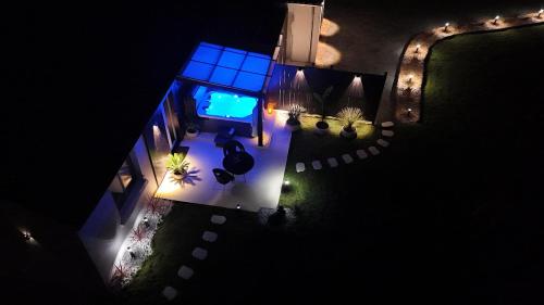 Pleyber-ChristにあるPremium suite with jacuzziのテレビのある夜の家の俯瞰図