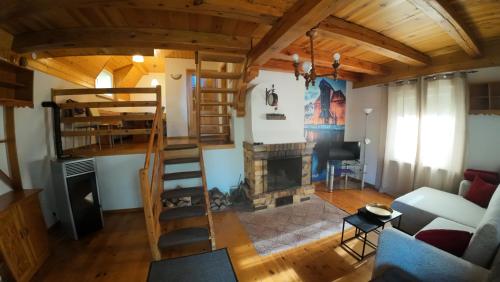 sala de estar con cama elevada y chimenea en Dom w Jabłonkach Wakacje, Kaszuby, Chmielno, Sznurki Gwiezdna 24, en Chmielno