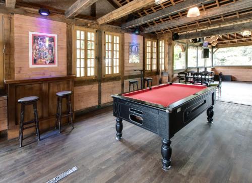 a pool table in a room with a bar at Insolites, Les Ormes, Epiniac in Epiniac